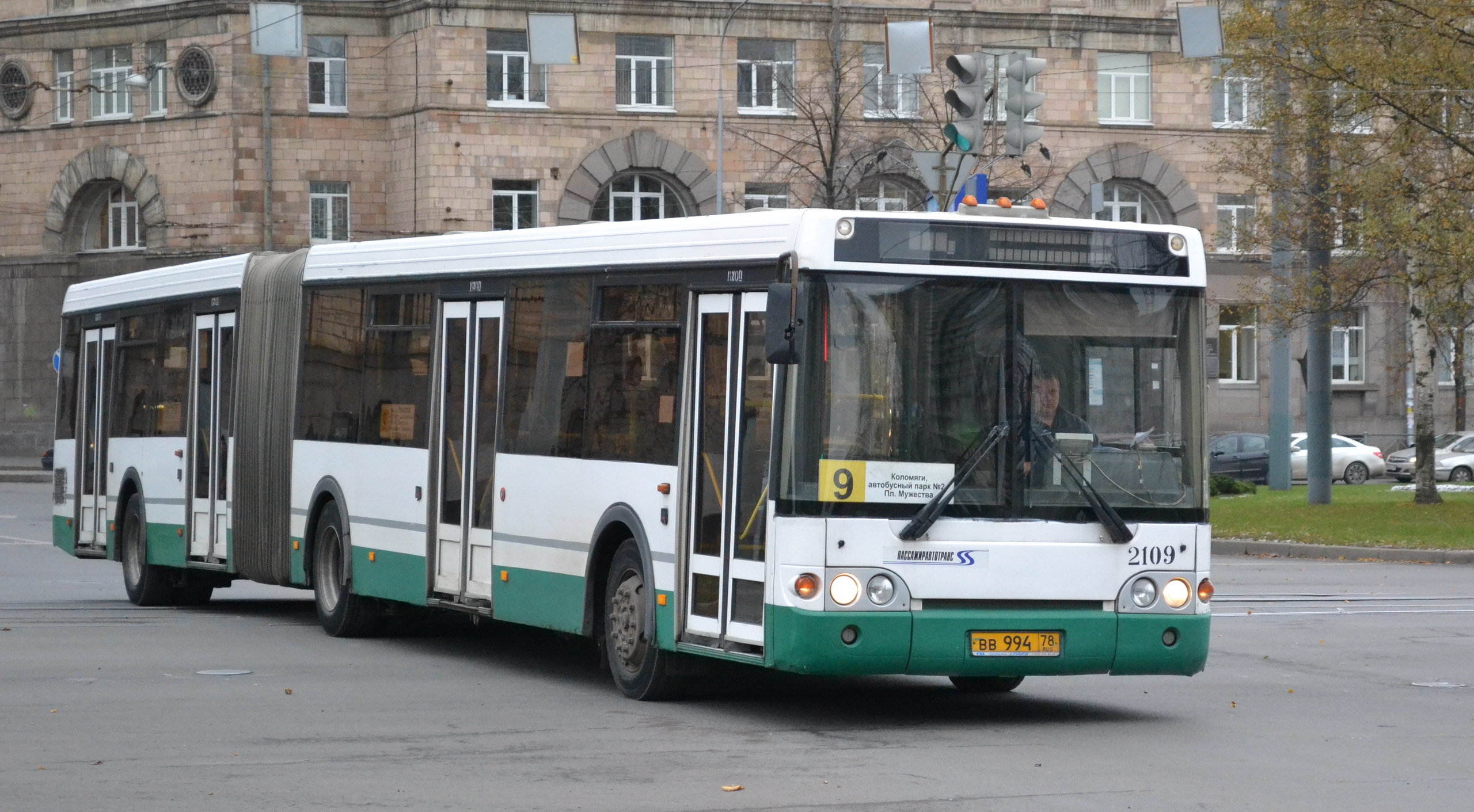 Петербуржцев возмущает покупка Смольным некачественных автобусов
