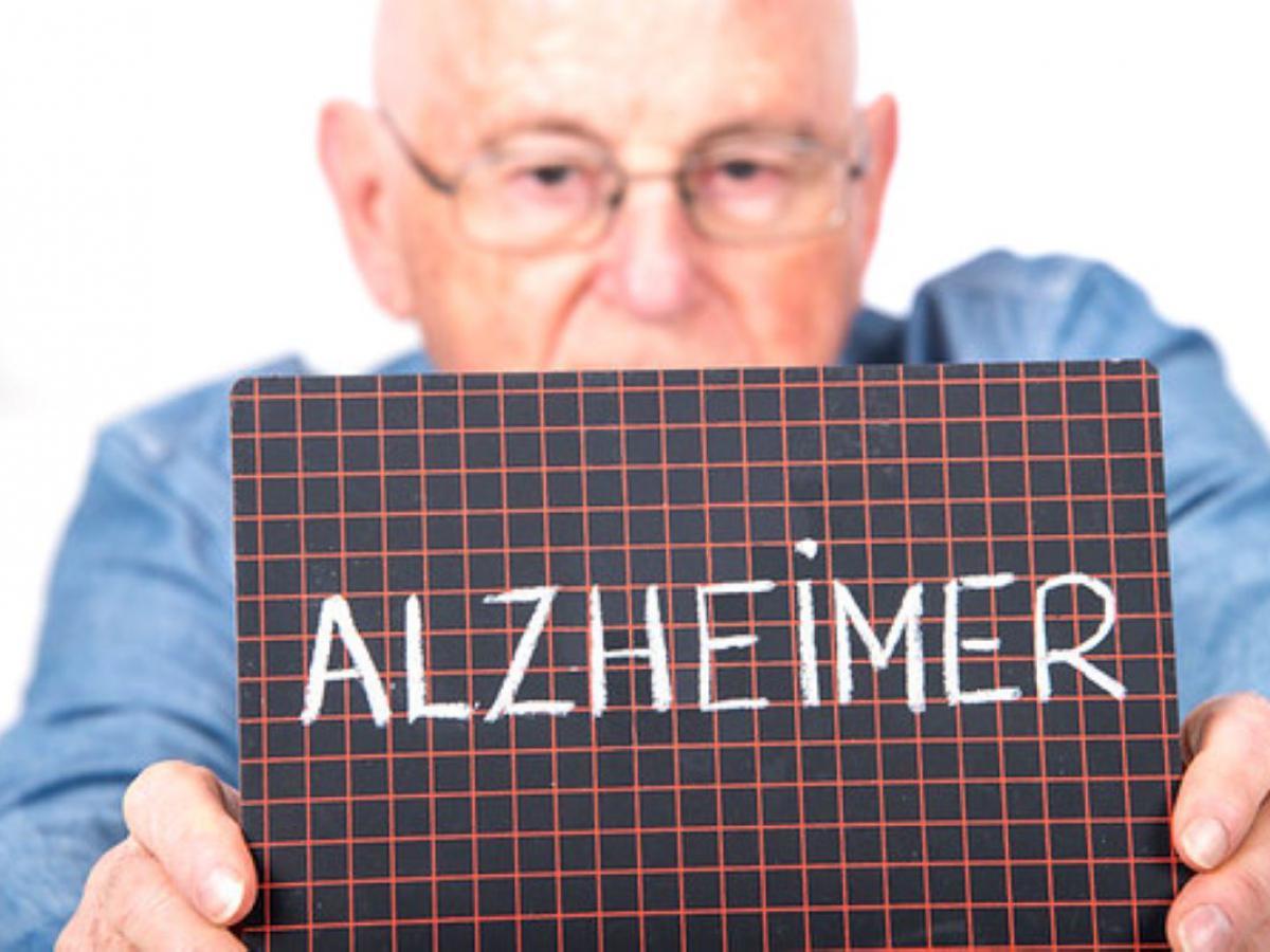 Alzheimer's & Dementia: у позитивных экстравертов реже находят деменцию