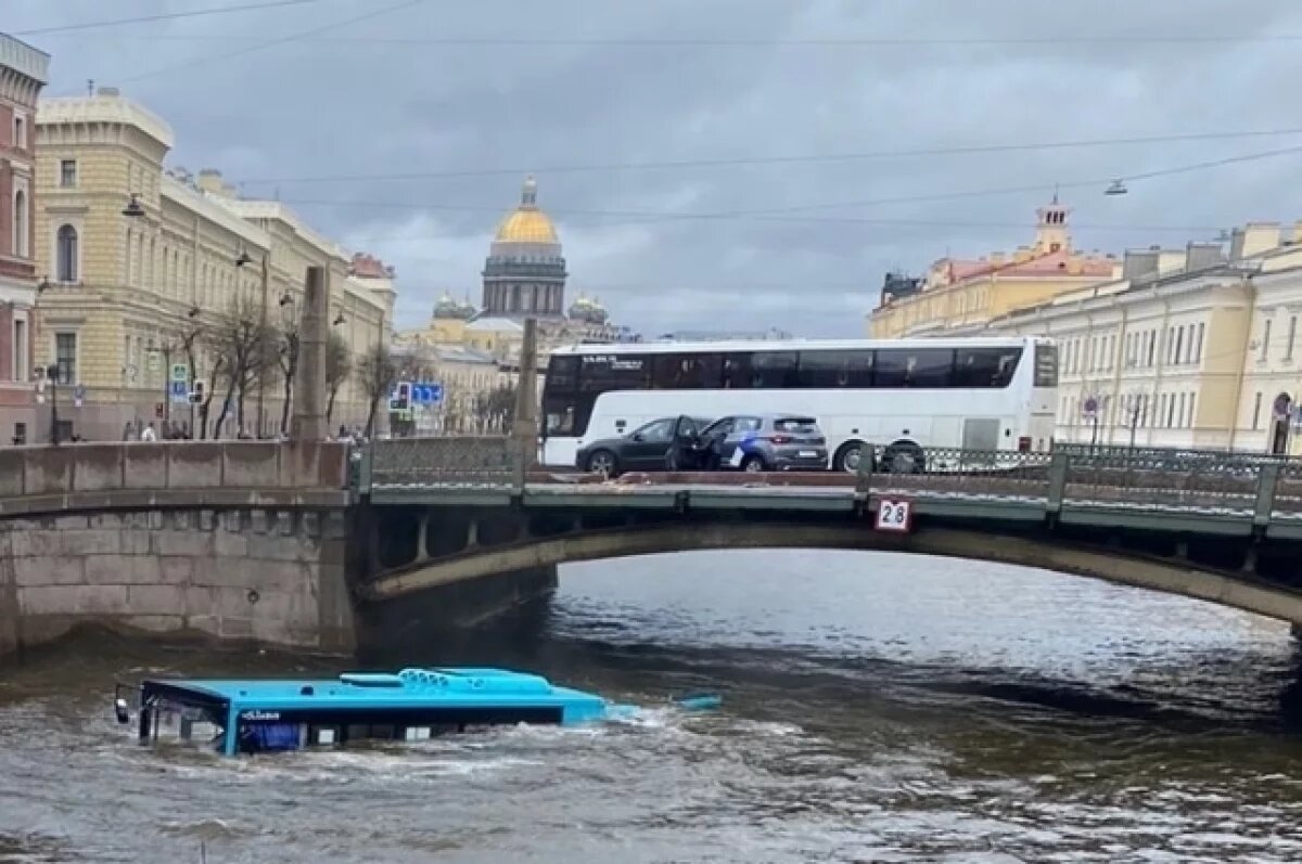 СК РФ возбудил уголовное дело по факту падения автобуса в реку в Петербурге