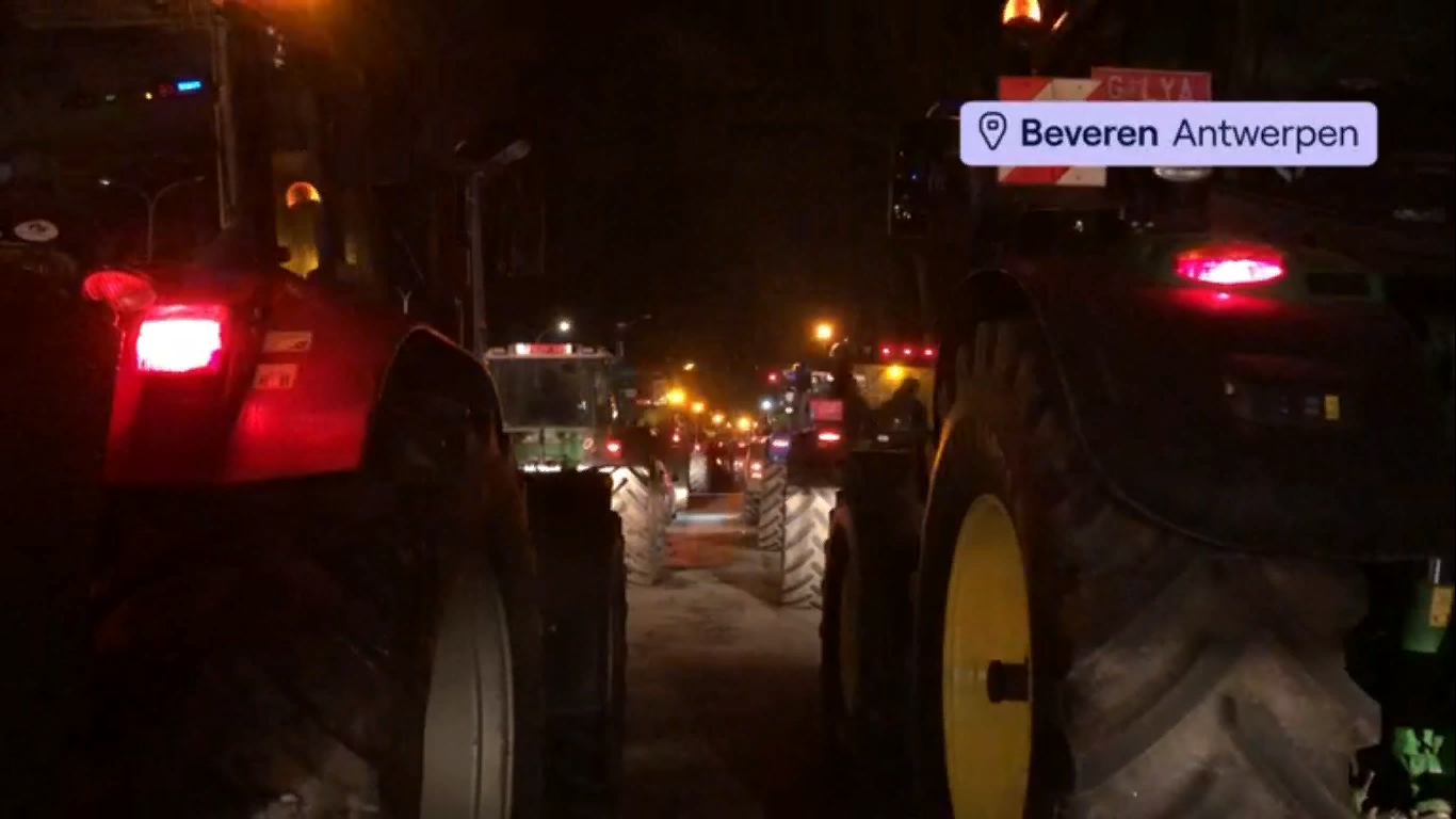 Полтысячи тракторов заблокировали порт Антверпена
