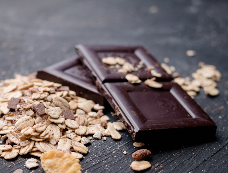 Ученые из Австралии выяснили, что темный шоколад благоприятно влияет на здоровье человека