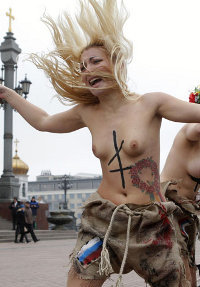 FEMEN прикрыли Россию грудью