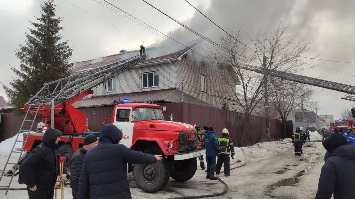 В Воронеже загорелся пансионат для пожилых людей
