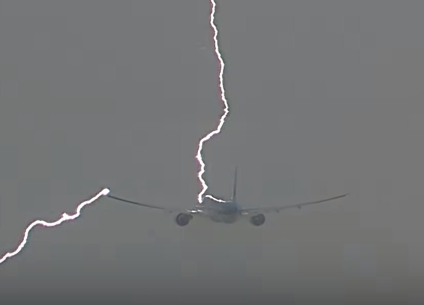 В самолет ударила молния после взлета из аэропорта Канады