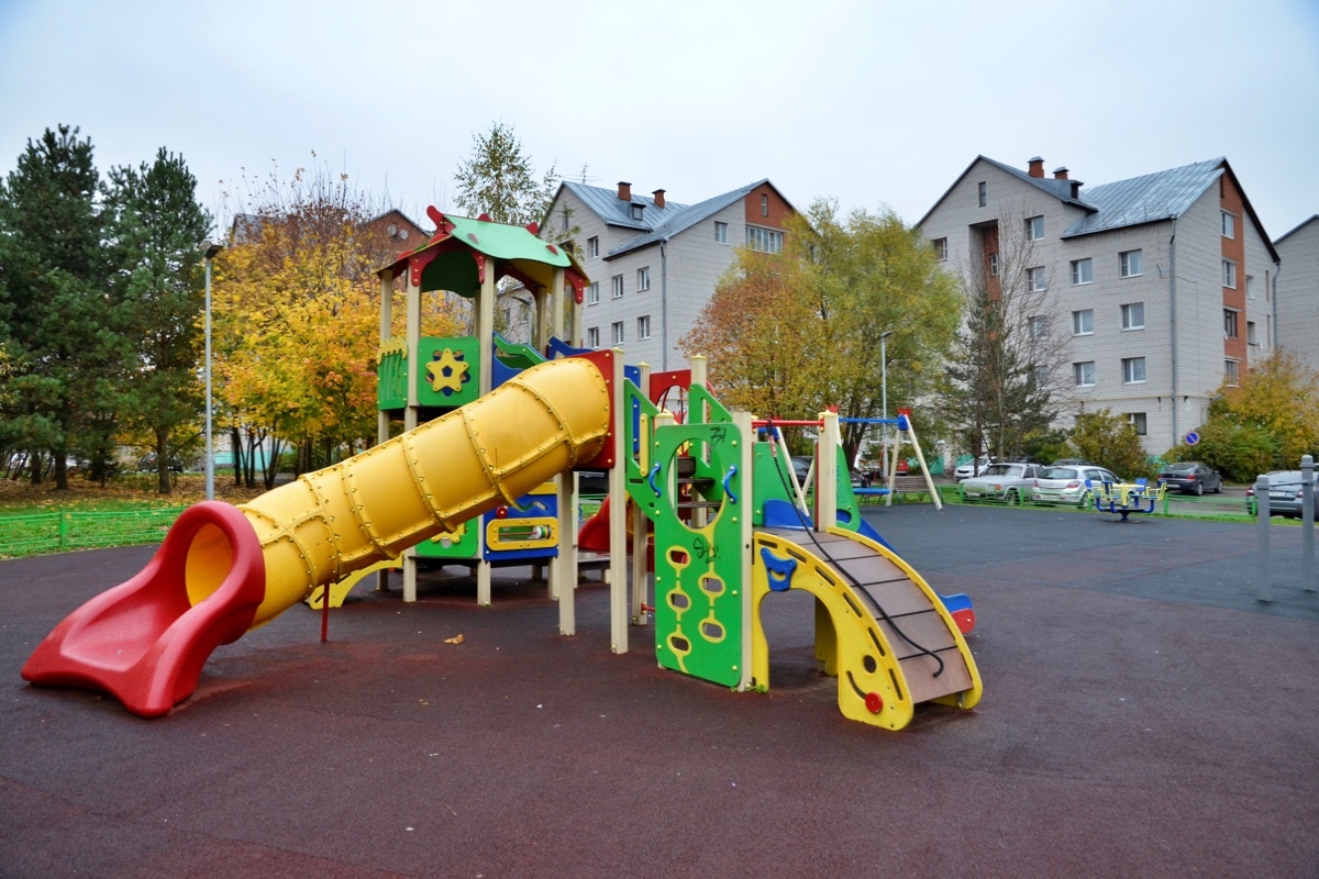 Жители Пресненского вместе с муниципальным депутатом добиваются сохранения детской площадки и сквера