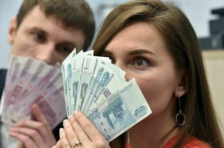 Соловейчик усомнился в обещании Смольного повысить среднюю зарплату петербуржца до 103,6 тыс. рублей