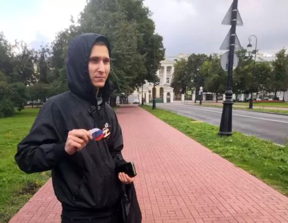 Сотрудники Смольного разогнали раздававших Z значки активистов. 10969.jpeg Сотрудники Смольного разогнали раздававших Z значки активистов. 10969.jpeg