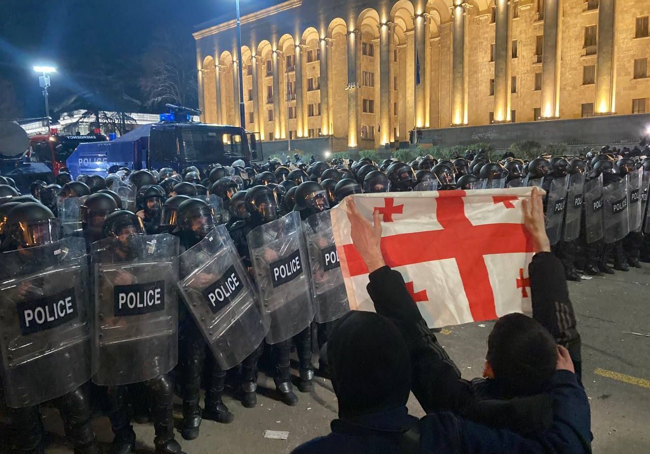 В Тбилиси возобновились протесты за иноагентов