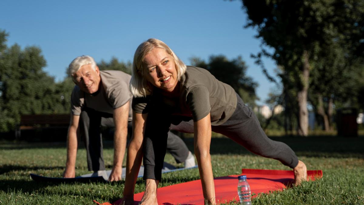 Пара тренируется на свежем воздухе