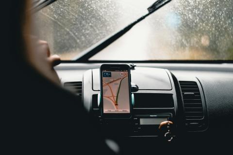 Использование смартфона и превышение скорости за рулём увеличивают риск аварий — Авто Mail