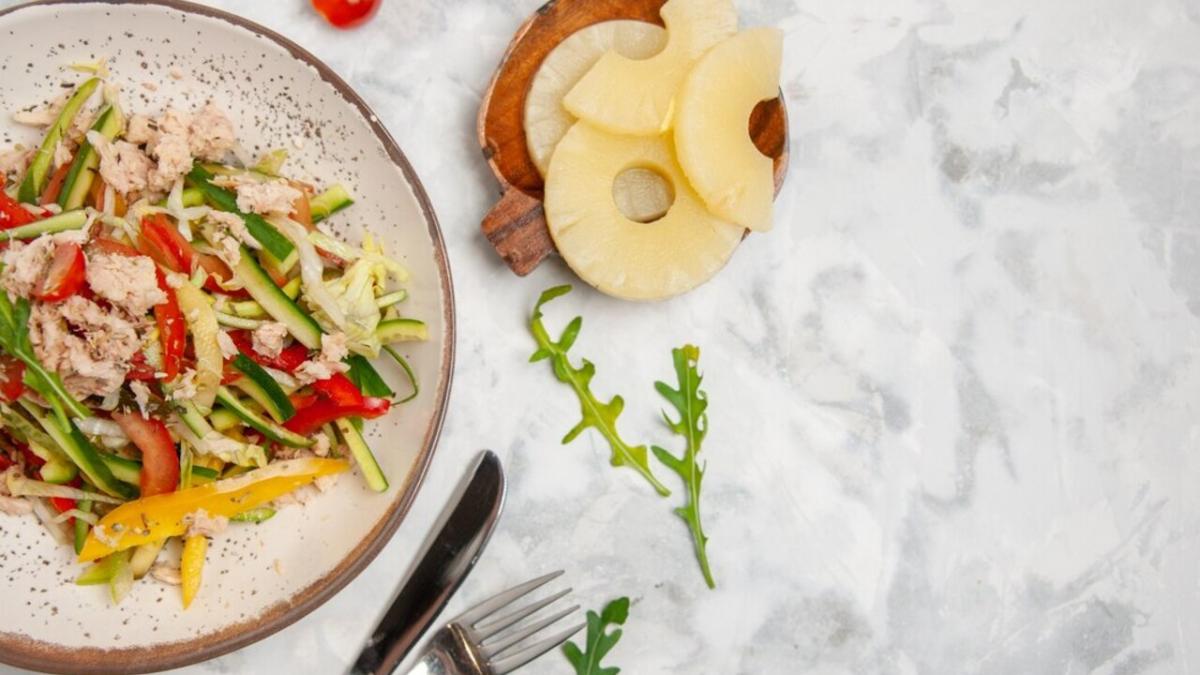 салат с курицей и ананасом