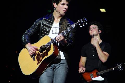 Дочери Кевина Джонаса впервые посмотрели фильм Camp Rock и оценили его сдержанно