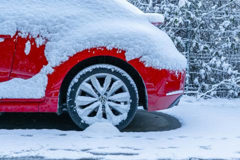 Одеяло, тёплая одежда и пауэрбанк считаются обязательными предметами зимой в машине — автоэксперты