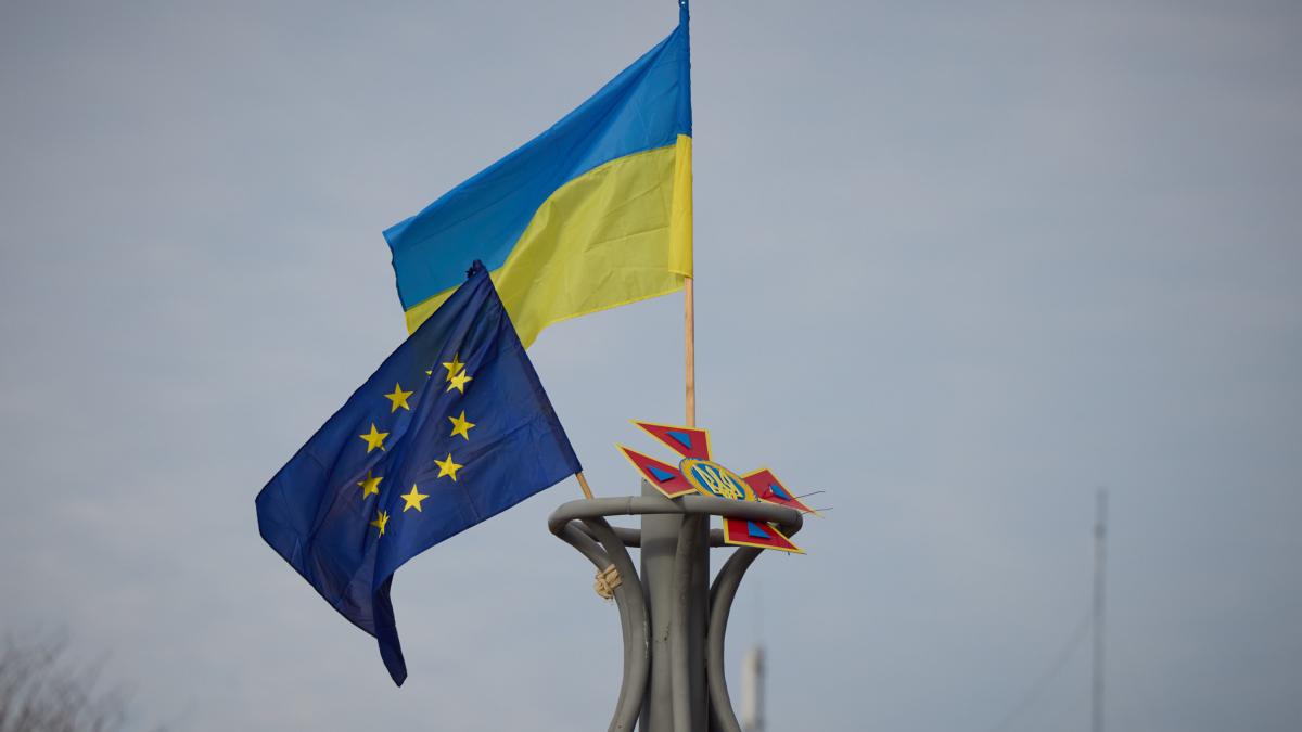 Флаг Украины и Европейского Союза