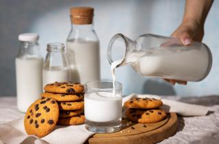 Прокисшее молоко можно использовать для выпечки и приготовления творога — при соблюдении правил безопасности