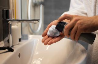 Обработка боковых стёкол и зеркал пеной для бритья уменьшает запотевание и наледь — владелец автомойки