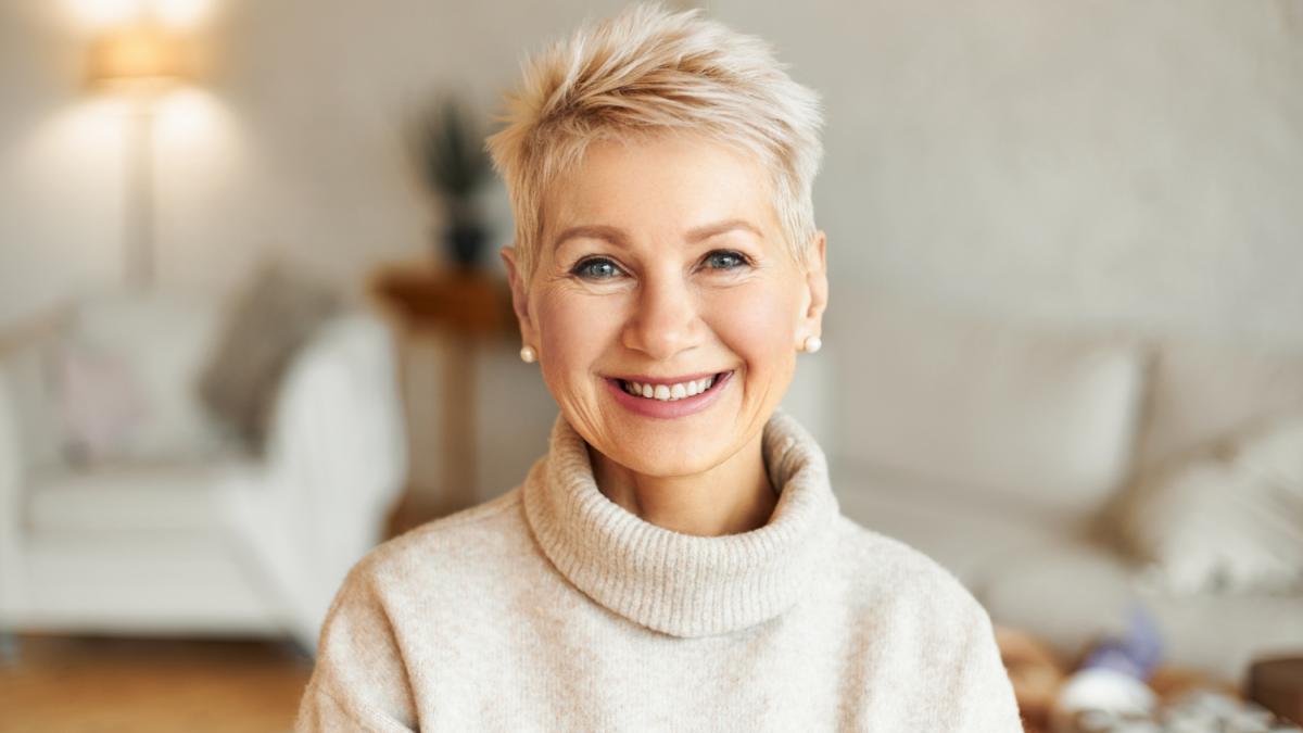 Женщина среднего возраста с макияжем