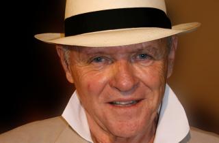 Variety: Энтони Хопкинс, Шарлотта Рэмплинг и Том Холландер снимутся в драме The Species о семье Чарльза Дарвинов