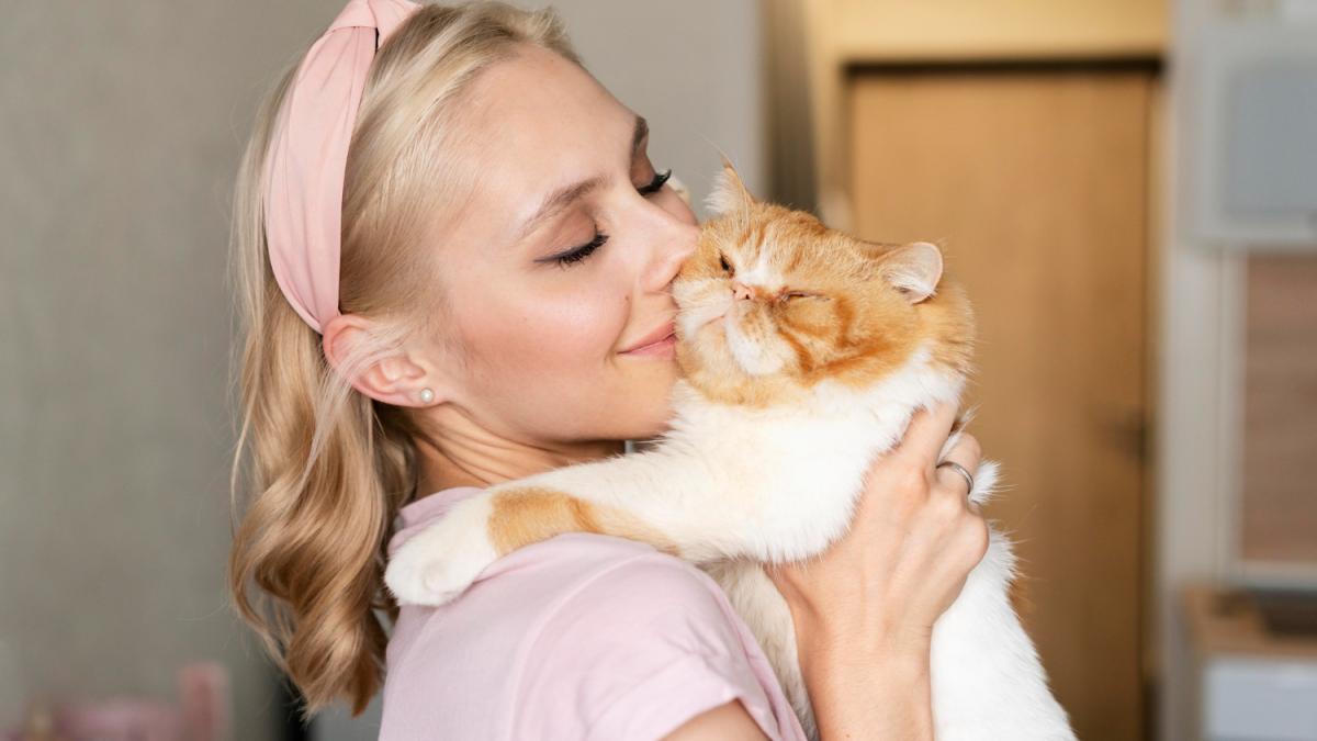 Девушка обнимает кошку