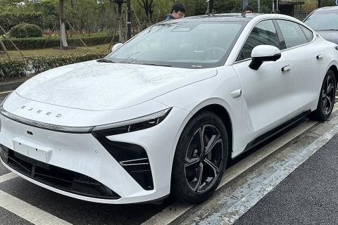 Российская версия Exeed Exlantix ES получила зимнюю адаптацию и улучшенный интерьер