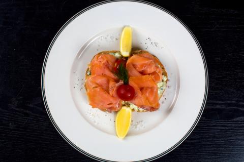 Запеченная красная рыба с помидорами и сыром сохраняет сочность