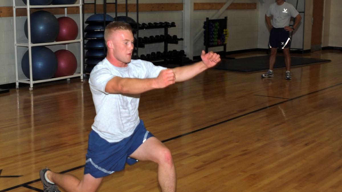 Мужчина выполняет упражнение выпады