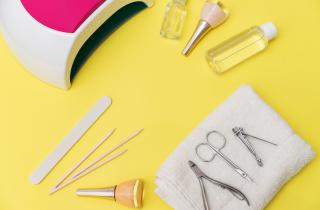 Домашнее снятие гель-лака требует защиты кожи и правильного выбора растворителя