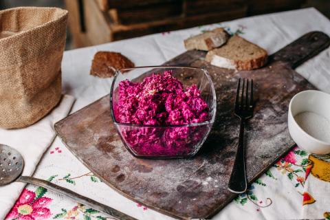 Рецепт свекольного салата на зиму с луком и чесноком
