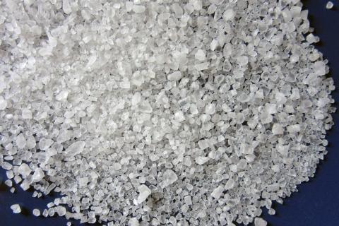 Крупная соль смягчает воду и снижает образование накипи в стиральной машине