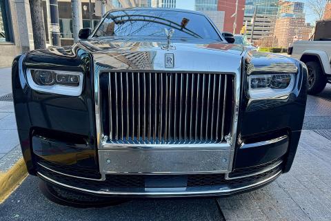 Rolls-Royce стал лидером продаж люксовых авто в России в октябре — 