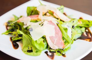 Сладкое и солёное в одной тарелке: клубника с беконом превращает обычный ужин в шедевр