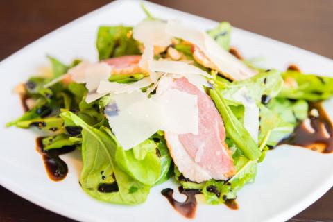 Сладкое и солёное в одной тарелке: клубника с беконом превращает обычный ужин в шедевр