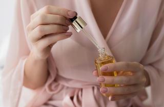 Сыворотки с витамином C помогают выровнять тон кожи и снизить проявления постакне