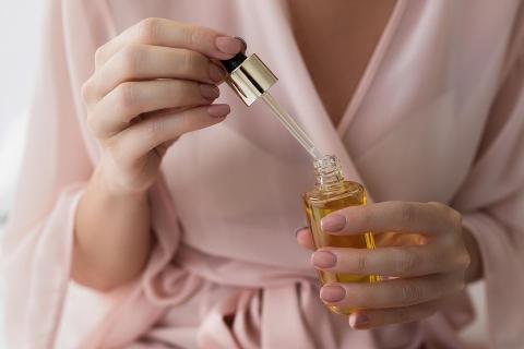 Сыворотки с витамином C помогают выровнять тон кожи и снизить проявления постакне