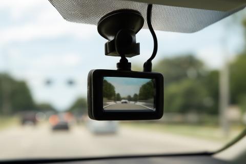 Неправильная установка видеорегистратора в зоне подушки безопасности опасна при аварии — ГАИ