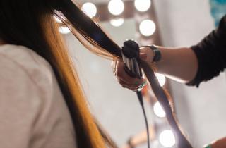 Тёплые каштановые оттенки стали популярны у темнокожих — парикмахер Калисти