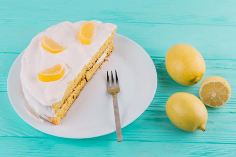 Цитрусовая терапия на кухне: лимонный курд делает мякиш торта невероятно влажным и нежным