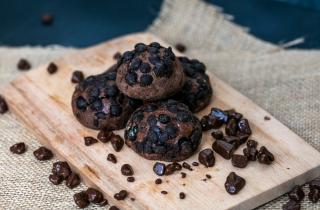 Шоколадное печенье с трещинками сохраняет мягкость благодаря правильному времени выпечки