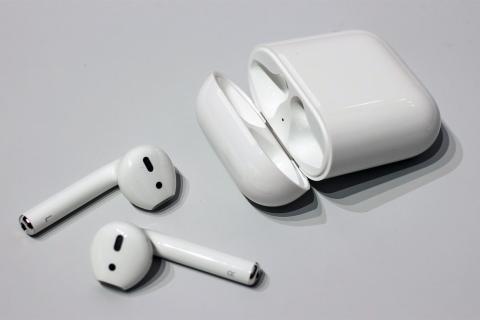 Обновление Apple: в AirPods добавили остановку музыки при засыпании и пульт для камеры