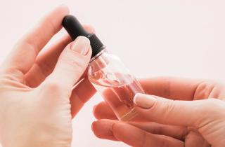 Увлажнение кожи с гиалуроновой кислотой требует правильного нанесения и фиксации кремом