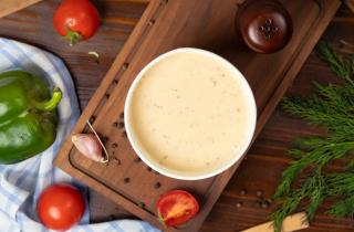 Творожно-яичный соус снижает калорийность новогодних салатов — кулинары