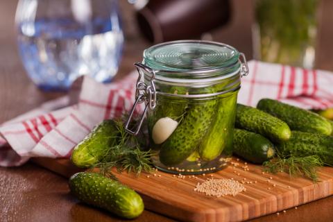 Водяной гнёт сохраняет хруст огурцов после вскрытия банки — кулинары