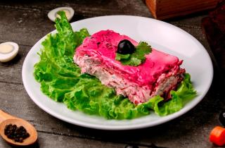 Салат Шуба без селёдки готовится с картофелем, морковью и яйцами — повар