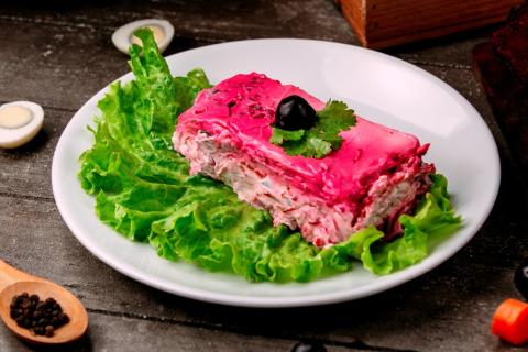 Салат Шуба без селёдки готовится с картофелем, морковью и яйцами — повар