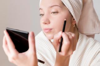 Тёмные винные оттенки губ могут считаться трендом этой зимы — специалист Кейтлин Райнхарт