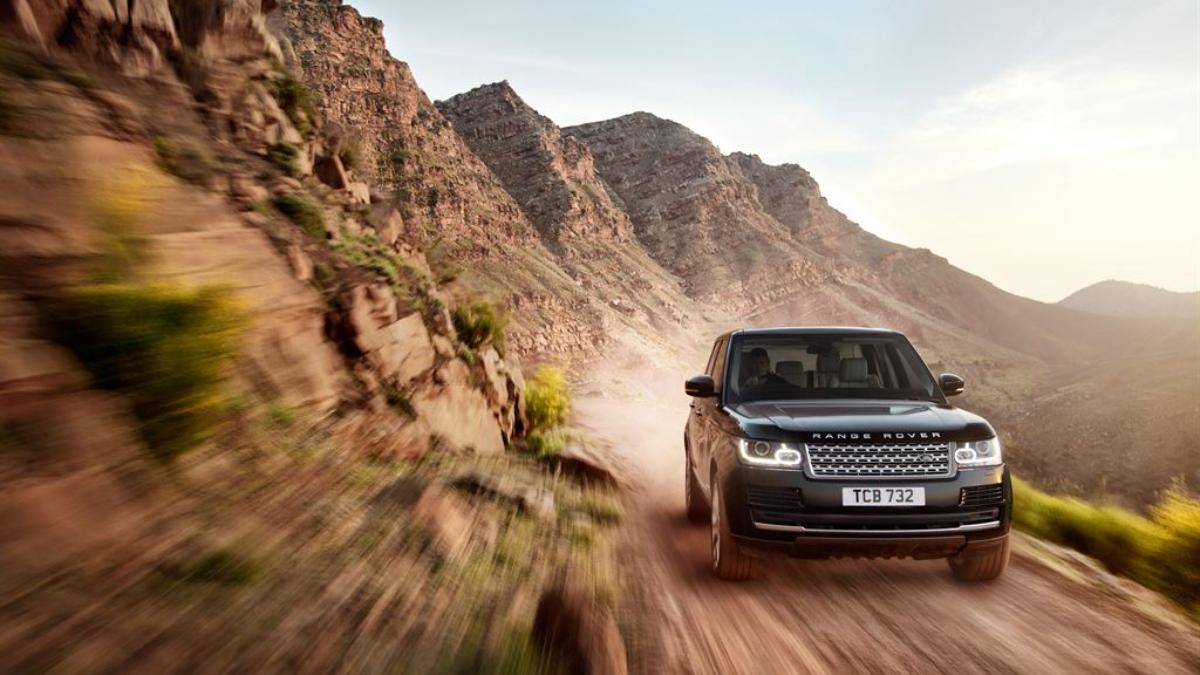 Range Rover на дороге в горах Range Rover на дороге в горах