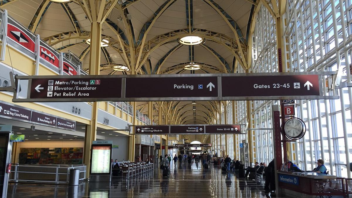 Терминал B в Национальном аэропорту имени Рональда Рейгана в Арлингтоне, штат Вирджиния