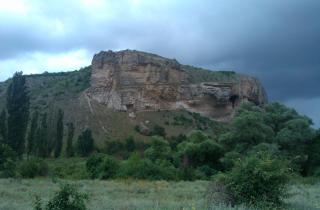 Осенние заросли скумпии окрашивают Бор-Каю в багряные тона