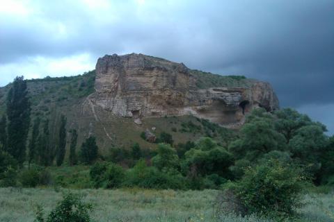 Осенние заросли скумпии окрашивают Бор-Каю в багряные тона