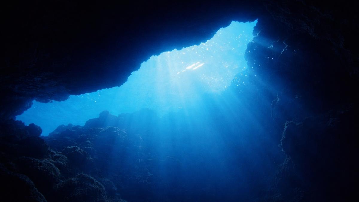 Подводная пещера с лучами света